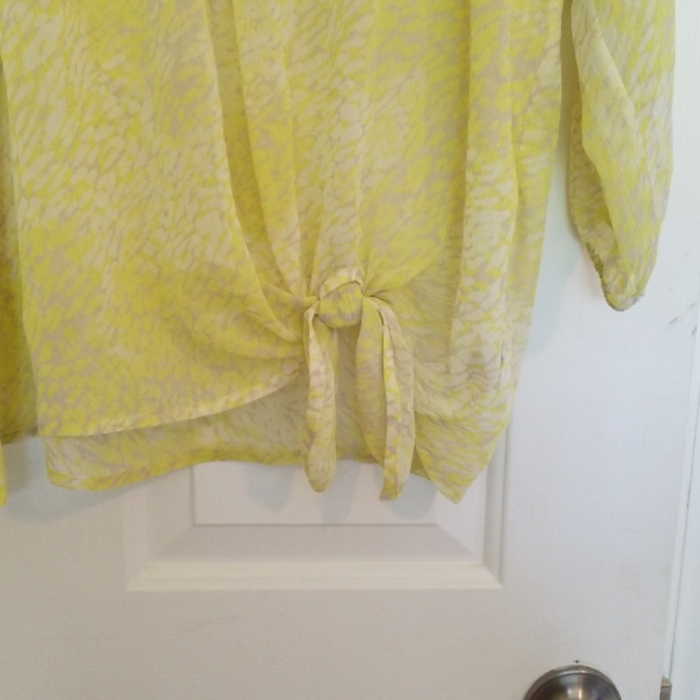 Cute top - Picture 3 of 3